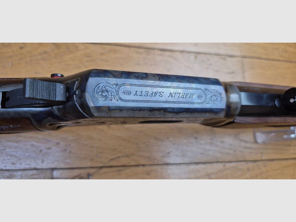 Außergewöhnliche Unterhebelrepetierbüchse Marlin Modell 1894 S – Seltene Gedenkserie „1894 CENTURY LIMITED“ – Exemplar 2.152 von nur 2.500 produzierten – Waffe von 1994 – Stempel ‚JM‘ für Marlin von Marlin – Kal. .44-40WCF – 9+1 Schuss – Nussbaumholz von höchster Qualität – Traumhafte Mechanik – Lauf von 62 cm mit Micro-Grooves – Originalbox in TBE und Dokumente – Außergewöhnliches Stück in neuwertigem Zustand – TBE+++, Bild 19 von 40