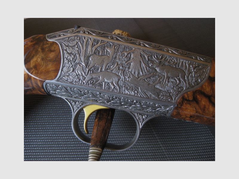 WORLDWIDE GUARANTEED UNIQUE COLLECTOR'S ITEM = Almost new "Custom STEEL SYSTEM completion" with HAND ENGRAVINGS for R93, with right-hand semi-weight stock custom-made and category-11 !! The system is still one WITHOUT serial number !! Including Blaser leather rifle sling!