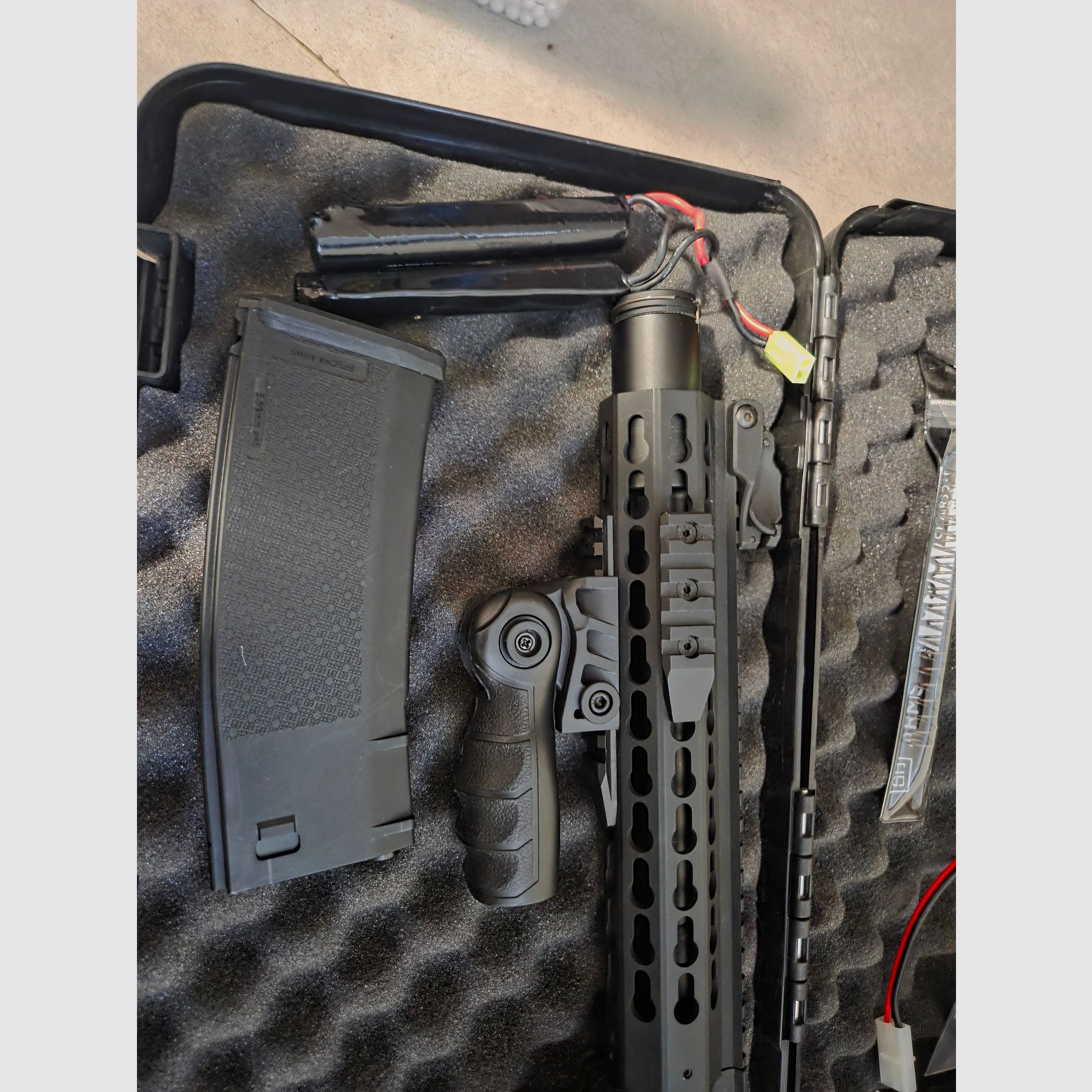 2 uszkodzone Airsofty – WE T-Rex Hi-Capa & Specna Arms SA-7 Core (do majsterkowania / na części)
