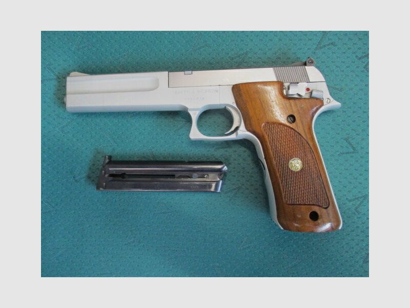 Pistola Smith & Wesson 622 con cargador de repuesto 622