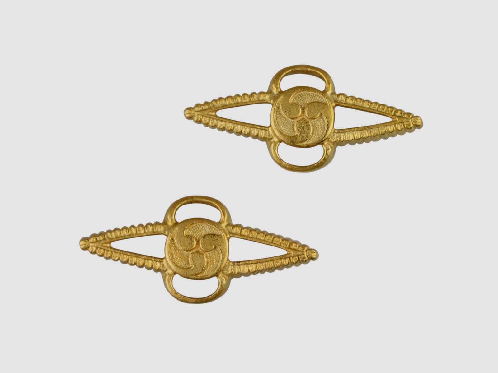 Handgefertigte Menuki aus Japan Mitsudomoe vergoldet