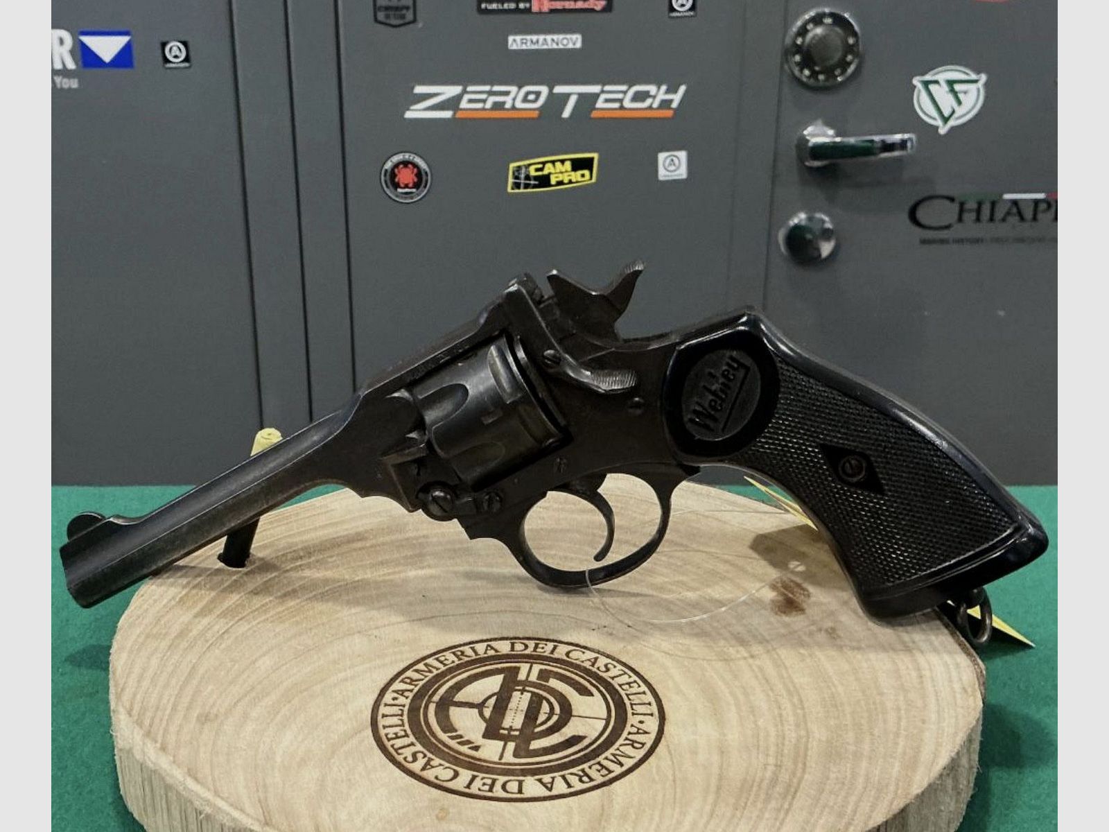 Revolver Webley & Scott Mark IV
