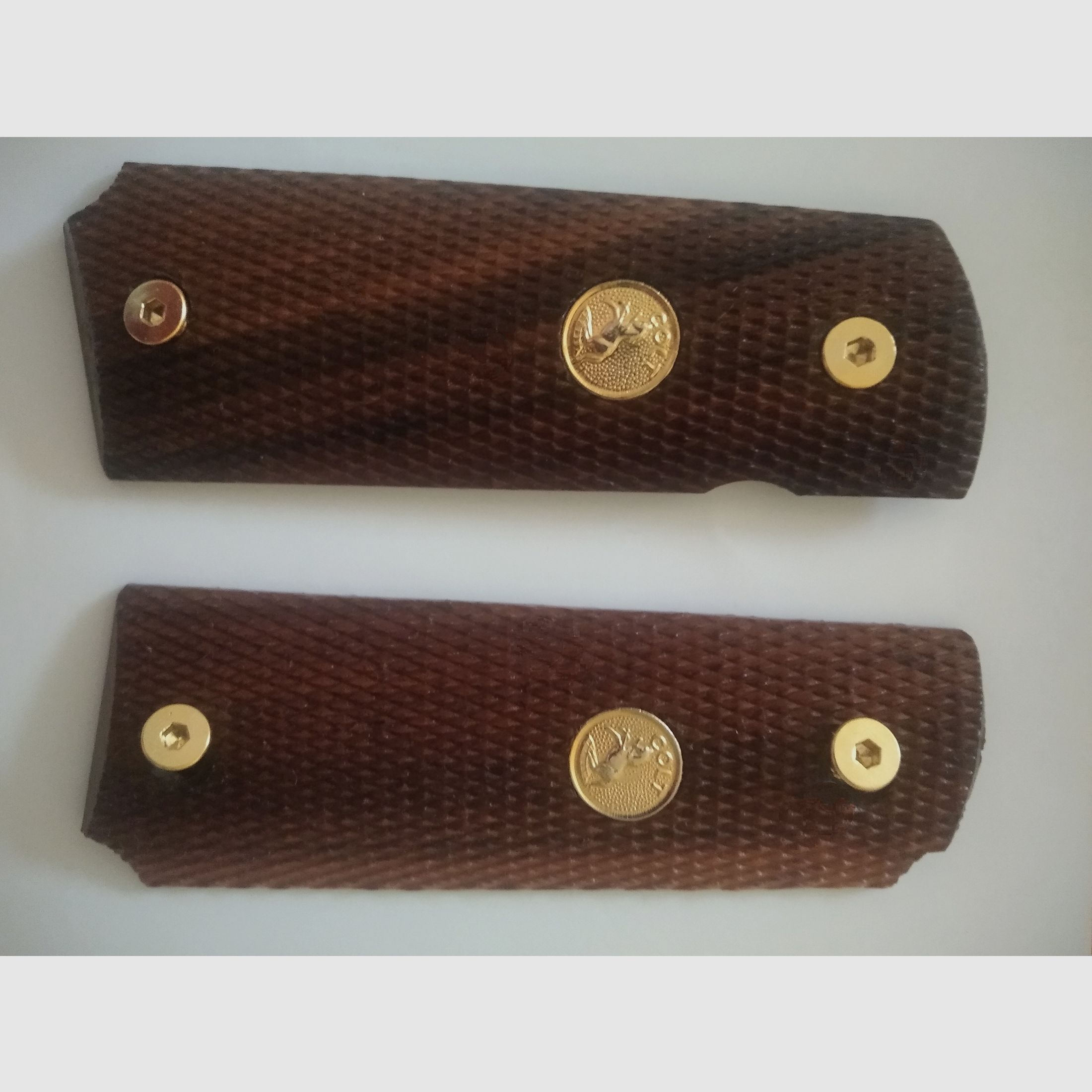 Empuñaduras Colt 1911 Government en madera con tornillos dorados, ¡con el símbolo de Colt en la empuñadura!