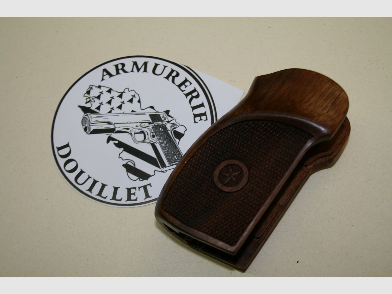 Houten handgrepen voor MAKAROV-pistool, afbeelding 2 van 3