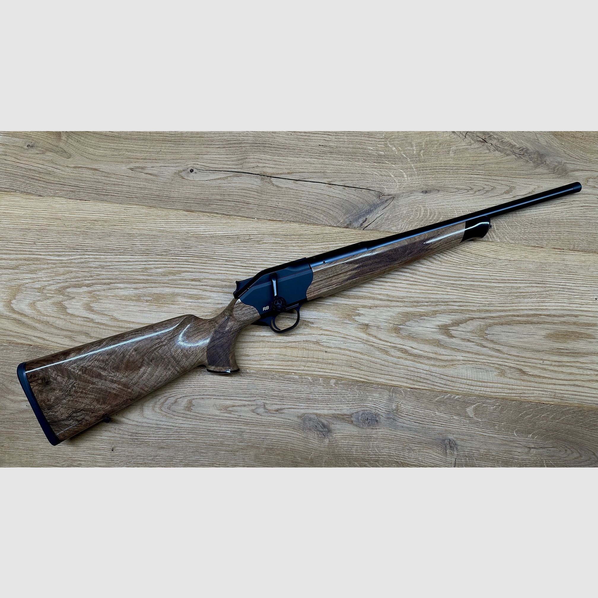 Blaser R8 / HK 3 / M15x1 / gekürzter Lauf / goldenes Logo / AH Kammergriffkugel / Kaliber nach Wahl