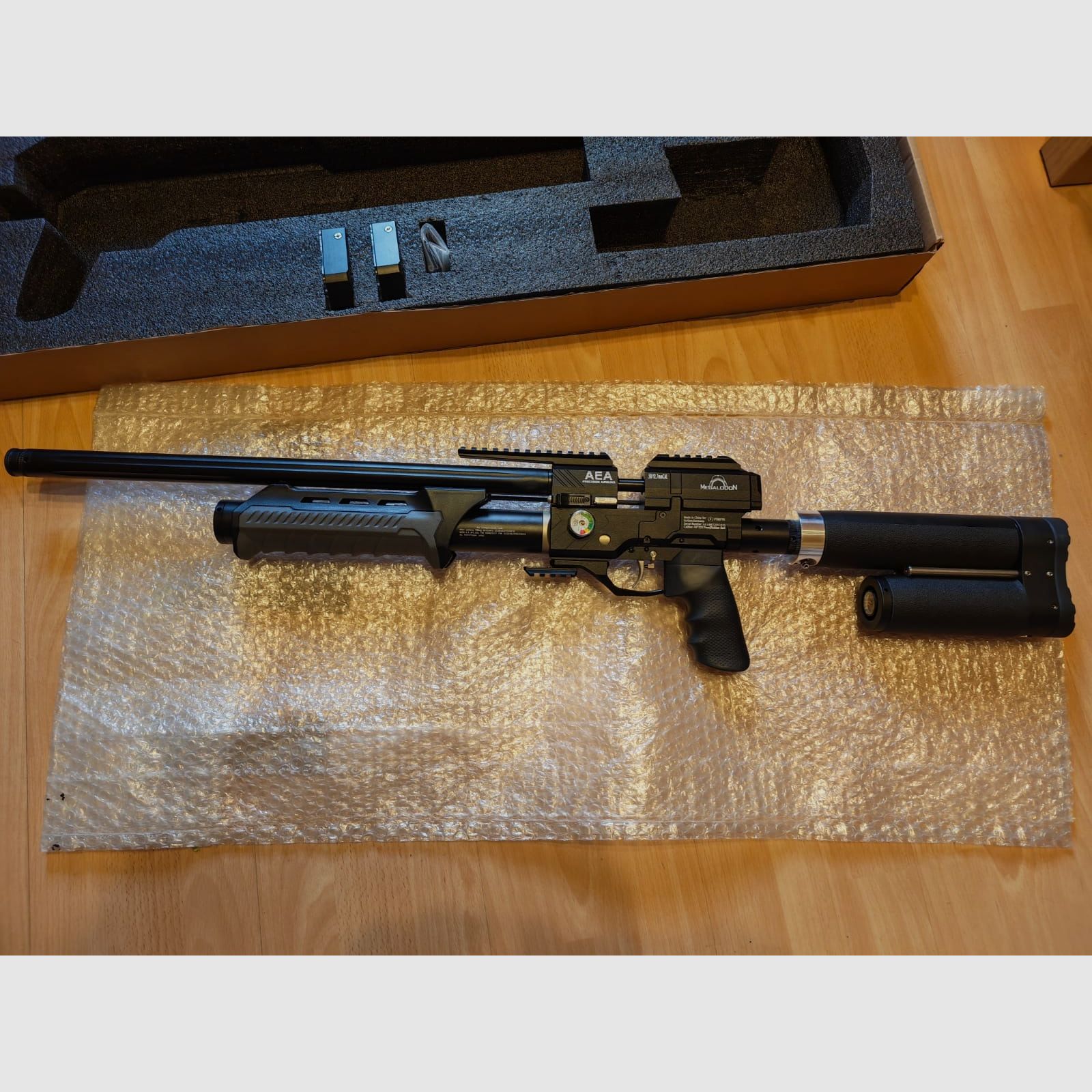 GoGun AEA Megalodon F-Serie 7,5 Joule | Kaliber .50 Luft / PCP karabin | z JADS podwójnym zbiornikiem | 2x 12 nabojowe magazynki aluminiowe | + wkładki stabilizujące do chwytu | z akcesoriami i fakturą