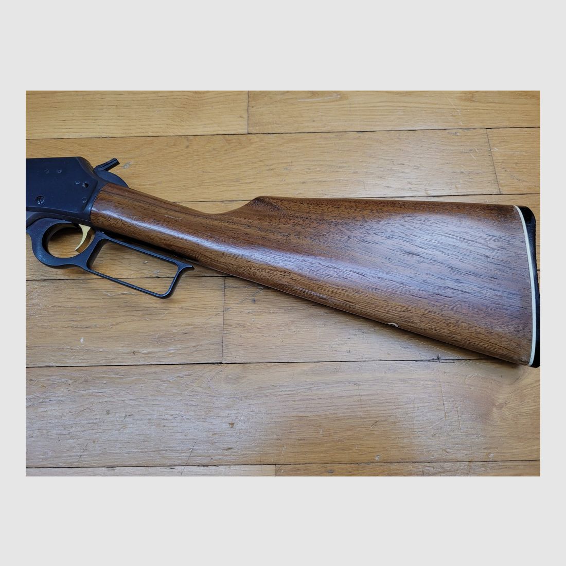 Schöne und handliche Unterhebelrepetierbüchse Marlin Modell 1894 – Waffe von 1971 – Kal. .44 mag – 10+1 Schuss – Sehr schöner Schaft aus Nussbaum mit selbstgemachter, stoßdämpfender Schulterplatte – Ultra flüssige Mechanik – Wunderschöner 47 cm Lauf – Eine universelle Schusswaffe in TBE++, Bild 4 von 27