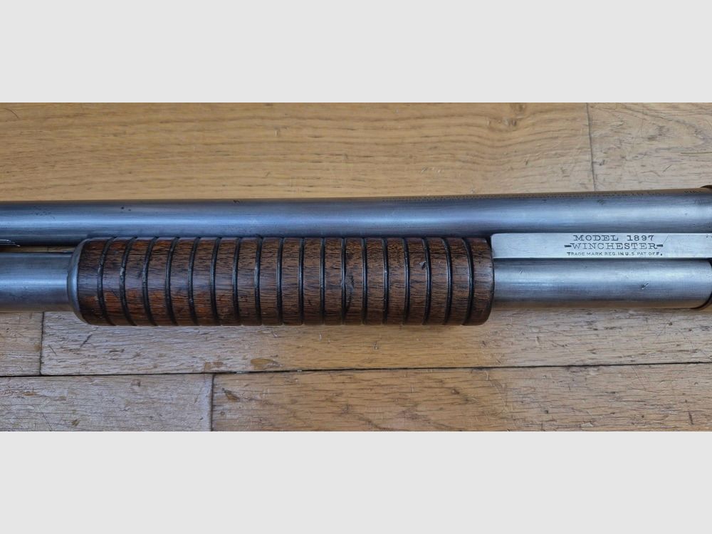 Ikonische Pumpflinte Winchester Modell 1897 – Take Down Modell mit 28 Zoll (71cm) Lauf – Waffe von 1914! – Kal. 16/70 – 5+1 – Kat. D! – Waffe in ausgezeichnetem Zustand – TBE++, Bild 7 von 32
