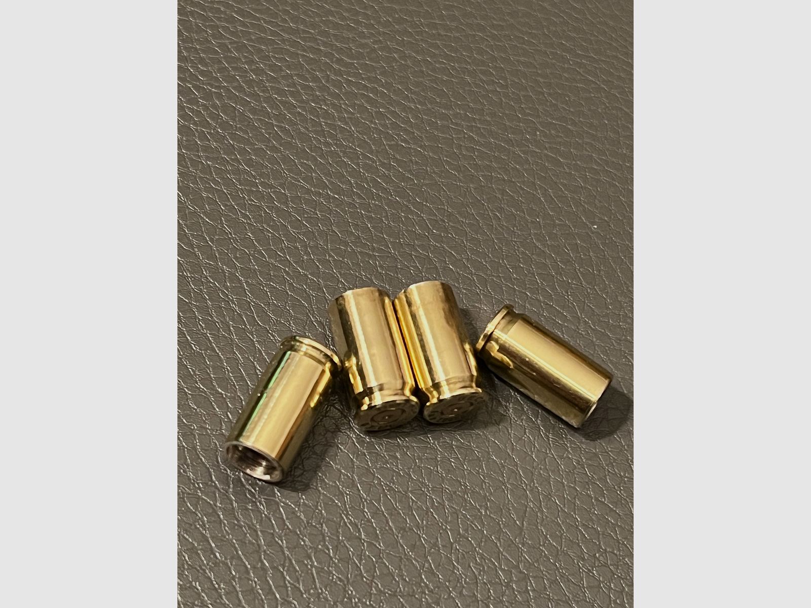 4 Ventilkappen aus abgeschossenen 9 mm Patronen 