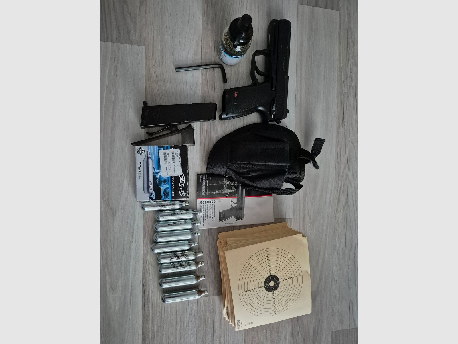Heckler und Koch USP CO2 with accessories