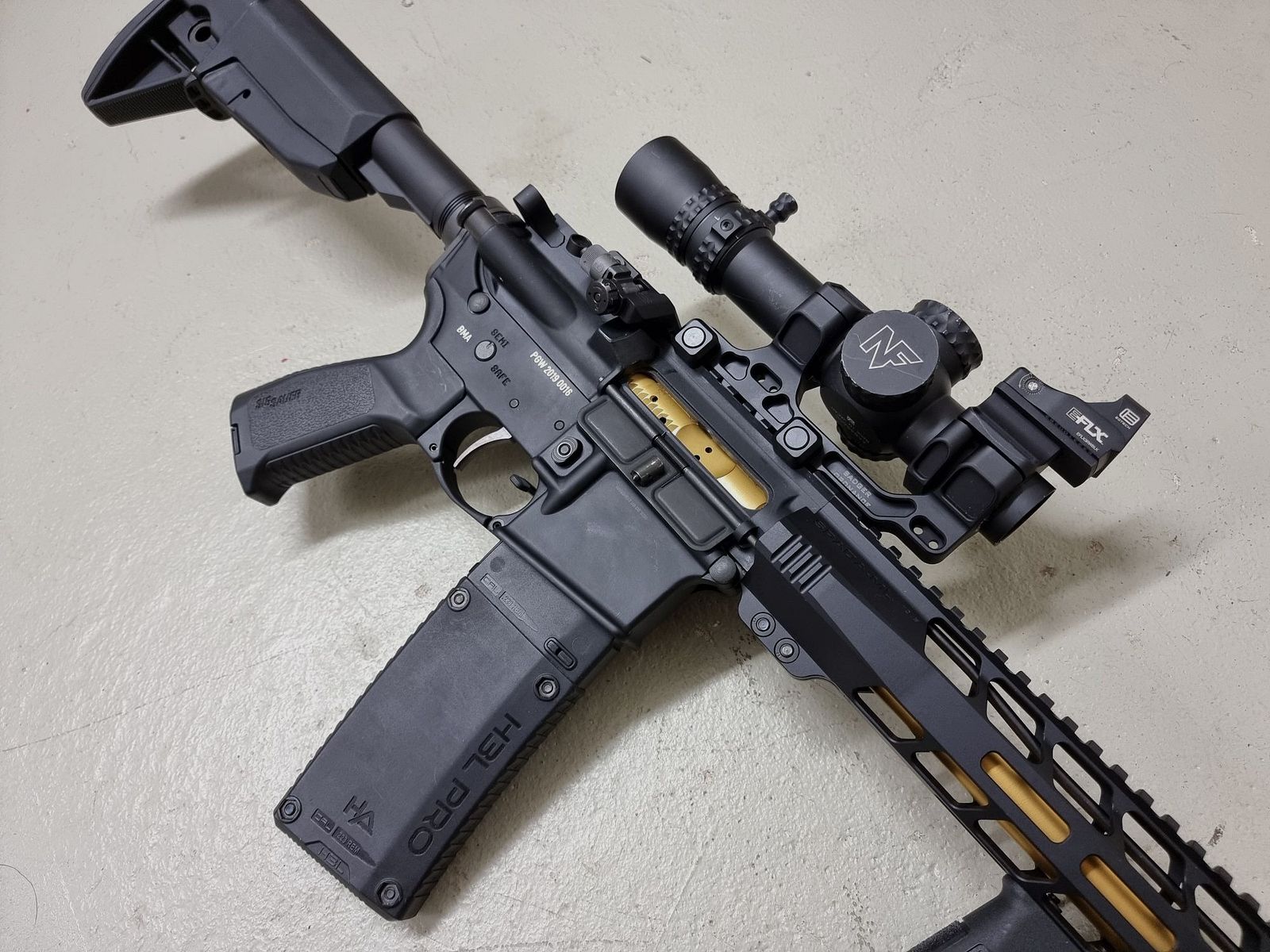 AR15 personalizzato superlativo nello stile di John Wick. Cal. 223 Rem. Solo componenti di alta qualità. Opzionale con Nightforce NX8!