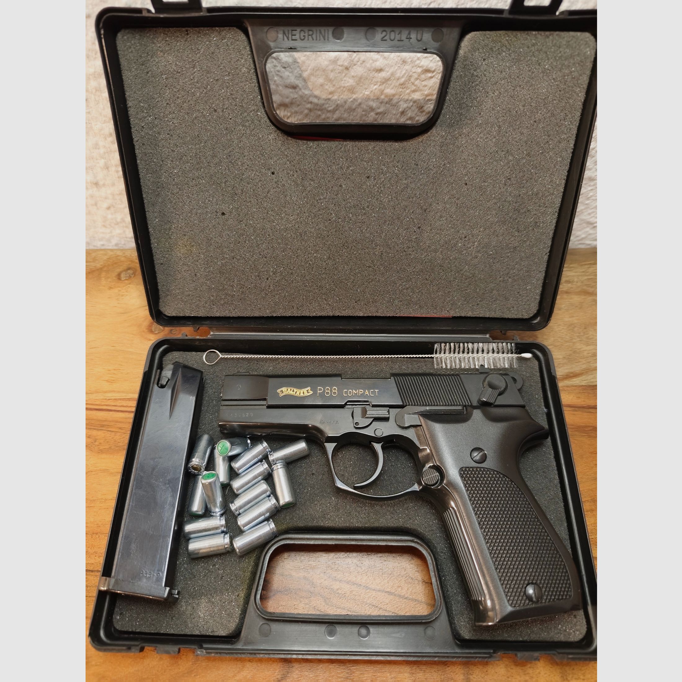 Walther P 88 Compact altes Model Goldschrift PTB 764 schwarz mit Munition