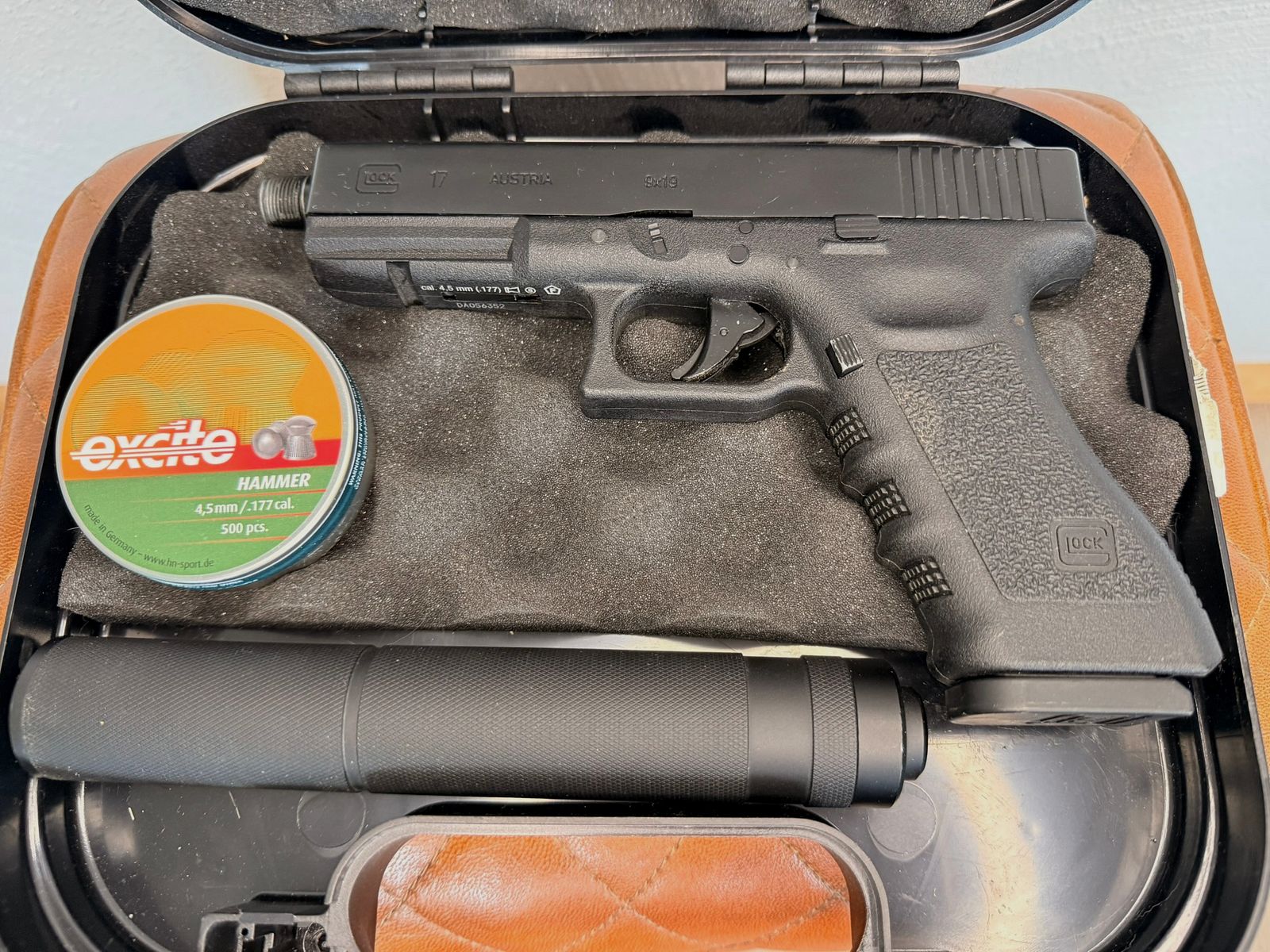 Glock 17 mit Laufgewinde Co2-Pistole Kaliber 4,5 mm Stahl BB / Diabolo Blowback (P18) + Schalldämpfer