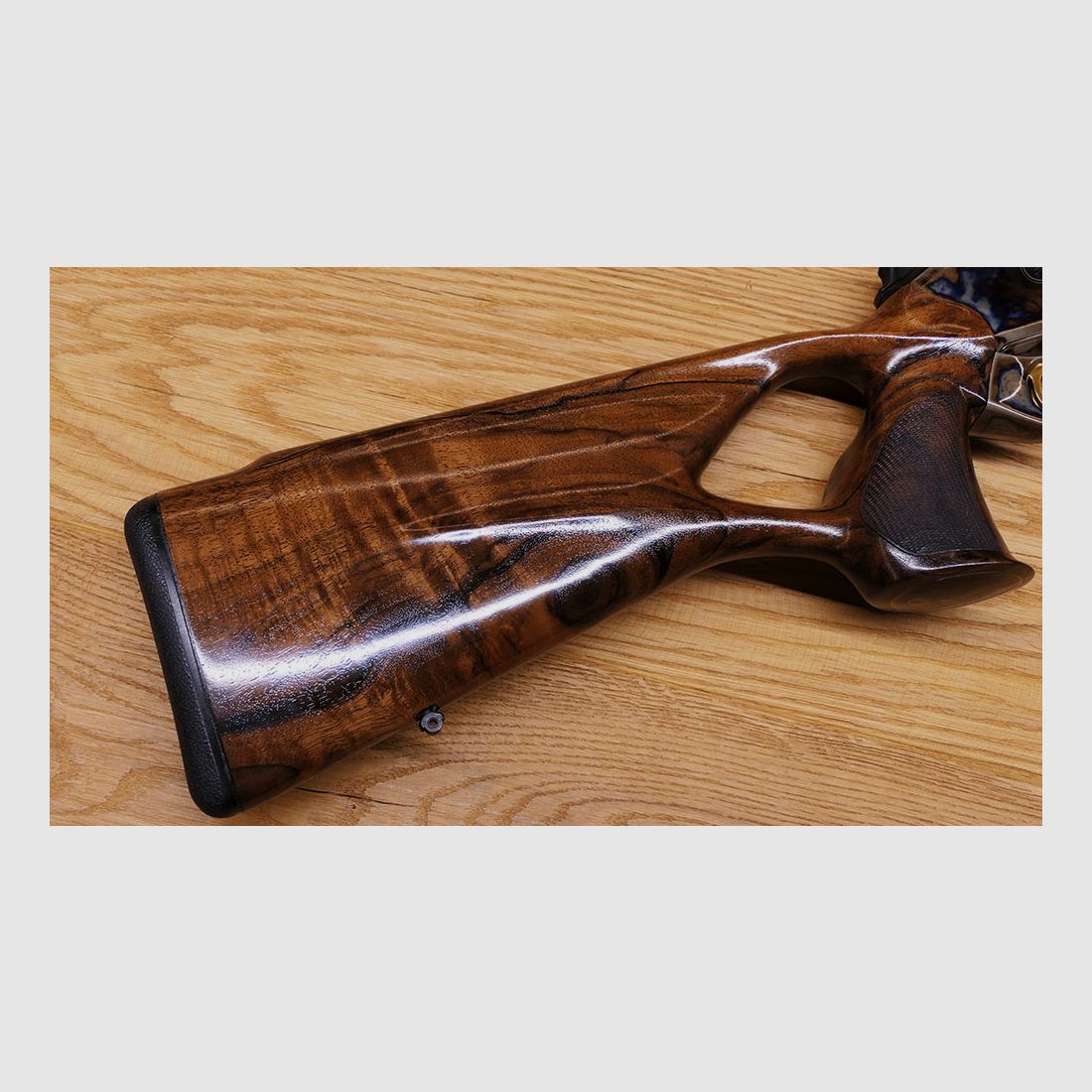 Blaser R8 mit Bunthärtung / Stahlsystem / kannelierter Lauf .308 / Stahlkugel gerändelt mit Blume und Goldlinie / goldener Verschlusskopf /  TRAUM AUS HOLZ & STAHL