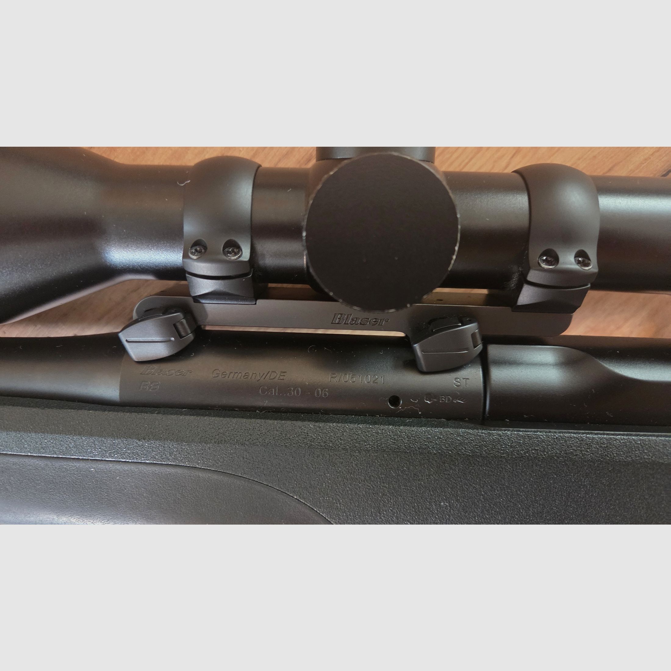 Blaser R8 Professionale .30-06 con Minox ZE 5i 2-10x50 e montaggio a sella Blaser