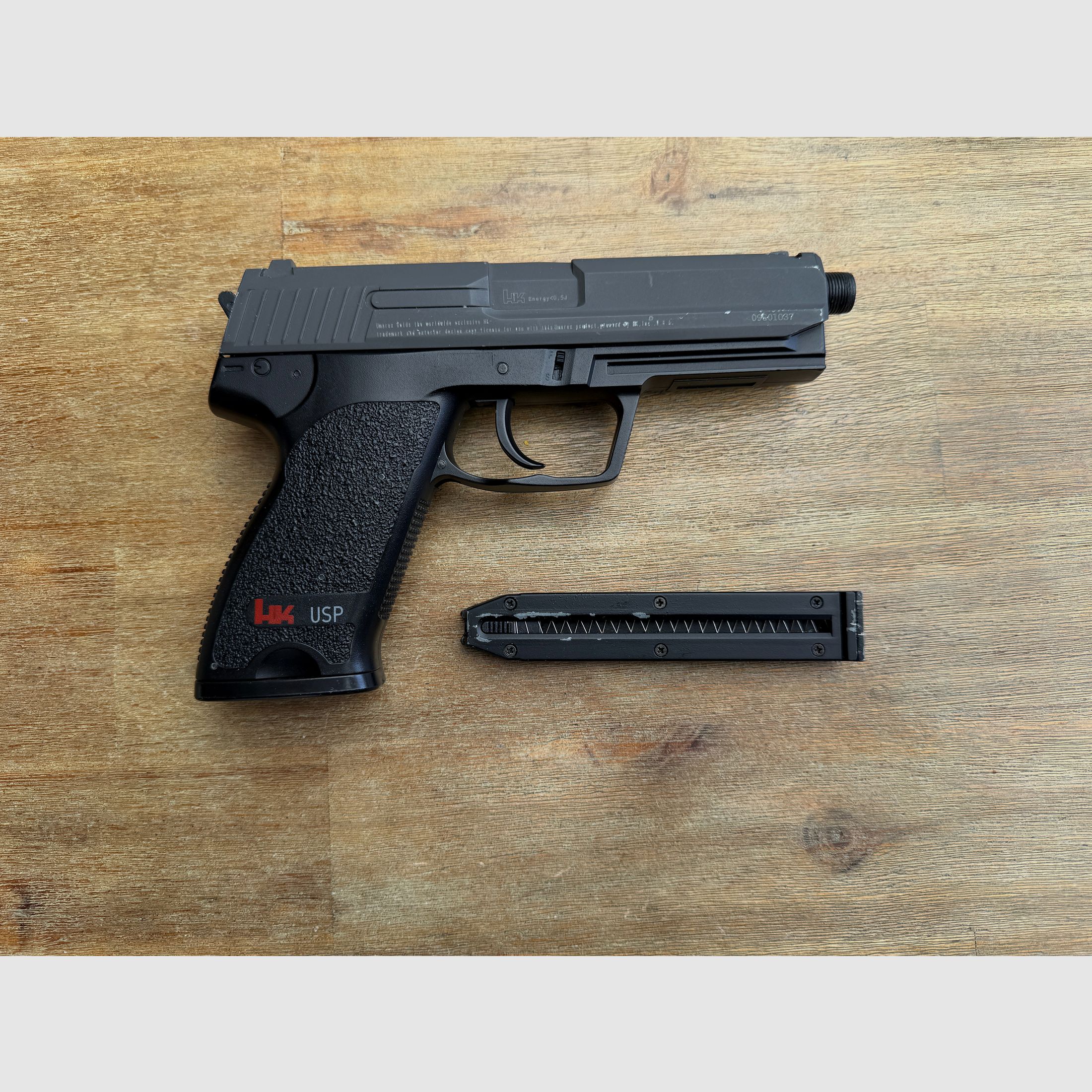 Verschiedene Softair-Waffen und Zubehör (Zielfernrohr, Magazine, Schalldämpfer, etc)