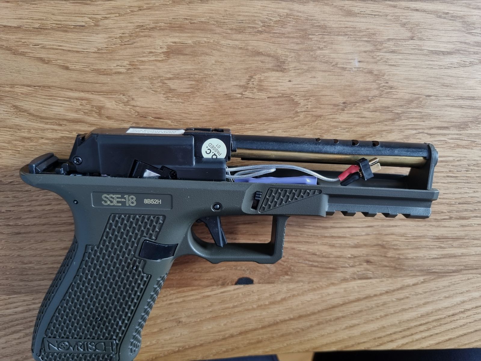 Airsoft AEP Novritsch SSE18 oliv mit Magazintrichter