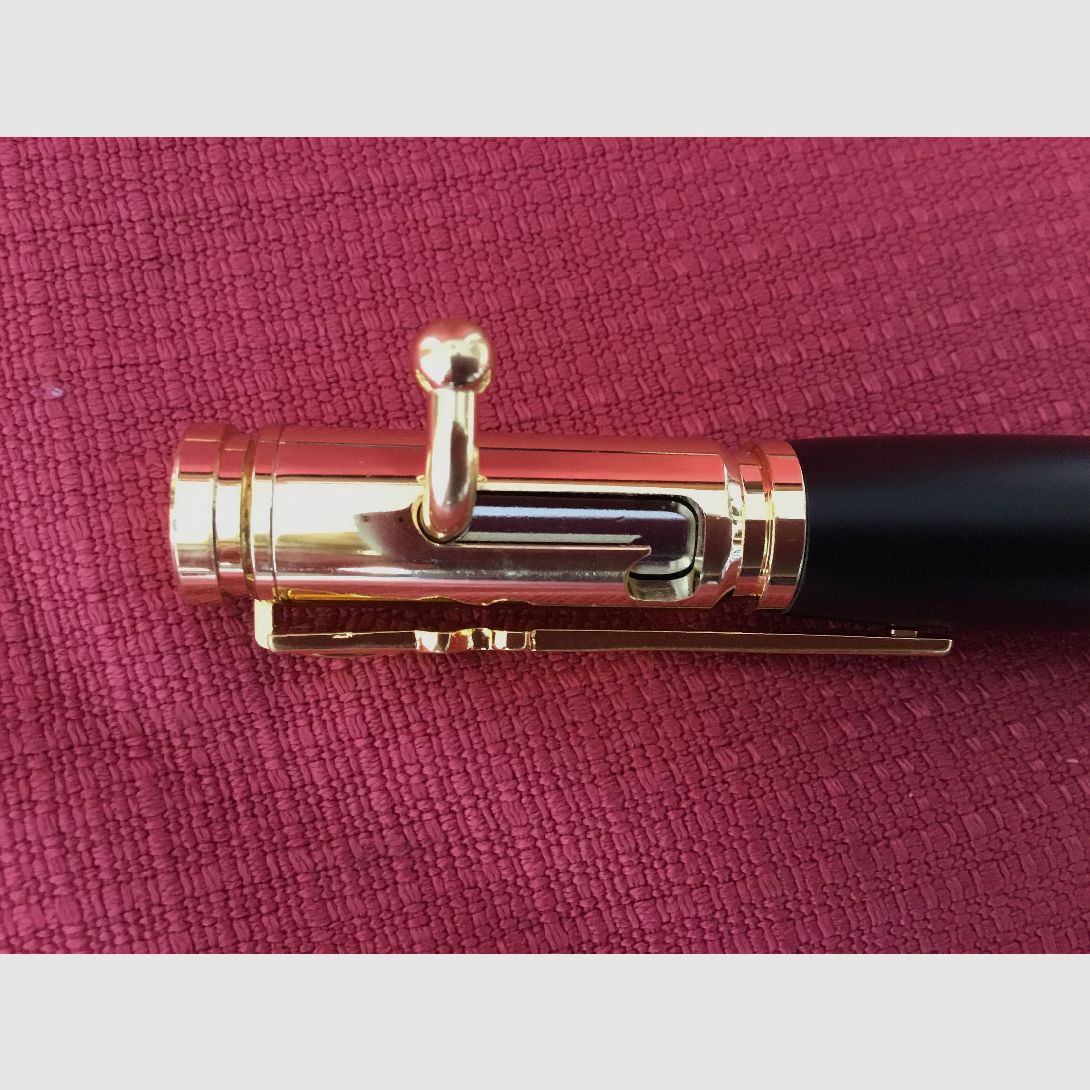 Ausgefallen: Luxus-Kugelschreiber in Patronenform in verschiedenen Holzfarben.