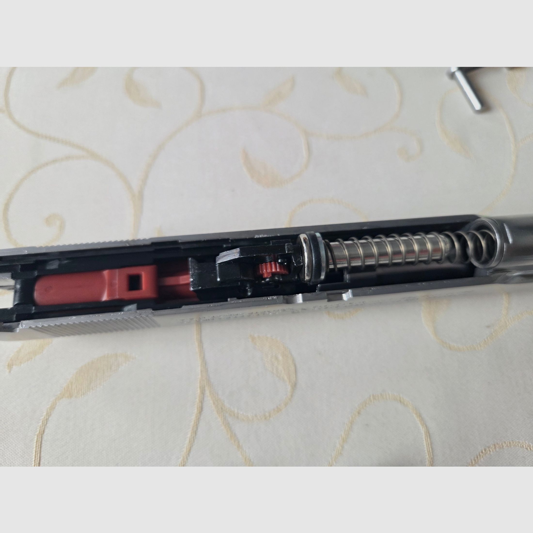 Cybergun / AWC Colt 1911A1 Vollmetall GBB 6mm BB plata