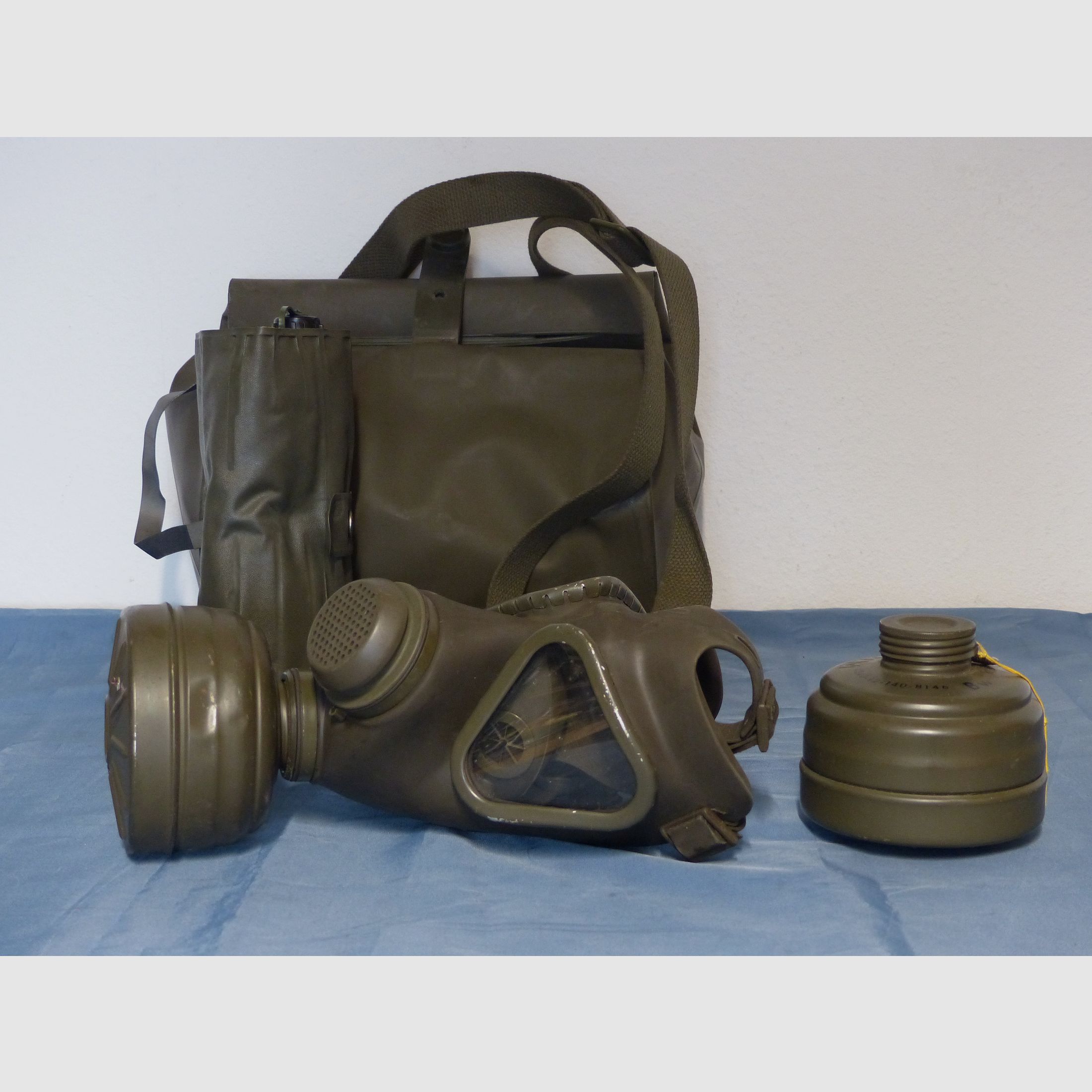 Bundeswehr ABC-beschermingsuitrusting transporttas, gasmasker 2 filters en accessoires BW jaren '70