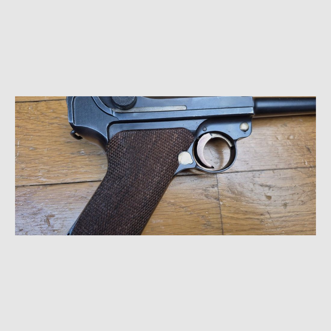 Sehr schöner und atypischer Luger P08 – Herstellung Mauser Code 42 mit „Mauser Banner“ – Waffe „bi-matrikuliert“ – Auf Basis einer seltenen Mauser-Waffe von 1942 – Mechanik mehr als ausgezeichnet – Ästhetik superb – Lauf ausgezeichnet – Superbe Luger zum Schießen für eine hervorragende Gelegenheit! TBE++, Bild 22 von 25