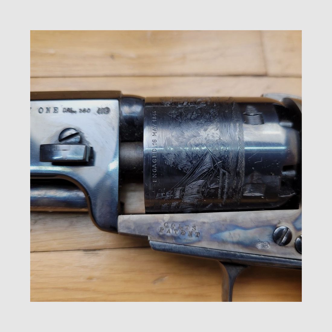 Revolver commemorativo Colt "Général Lee" – Fabbricazione Colt 2ª generazione precoce – Scatola di legno con tutti gli accessori completi – Meno di 4800 esemplari per entrambe le versioni – Marcature identiche a quelle originali – Meccanica, presentazione e finiture esemplari – TBE++, immagine 13 di 35