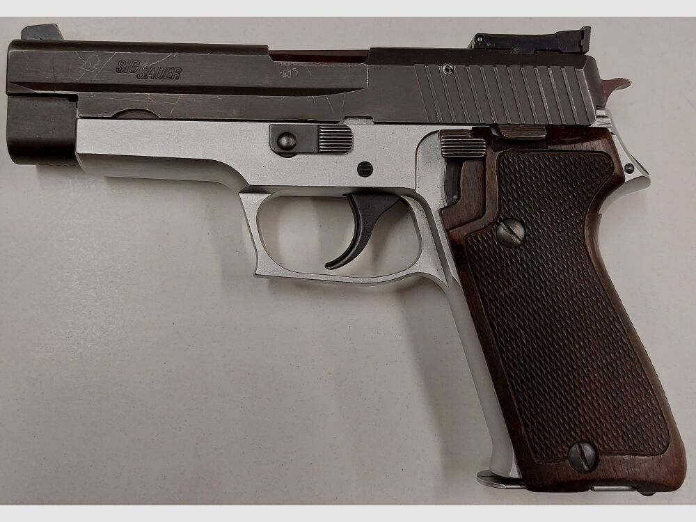 SIG SAUER DEFEKT Halbautom. Pistole SIG SAUER P220 Bicolor Schwarz/Silber im Kaliber .45ACP