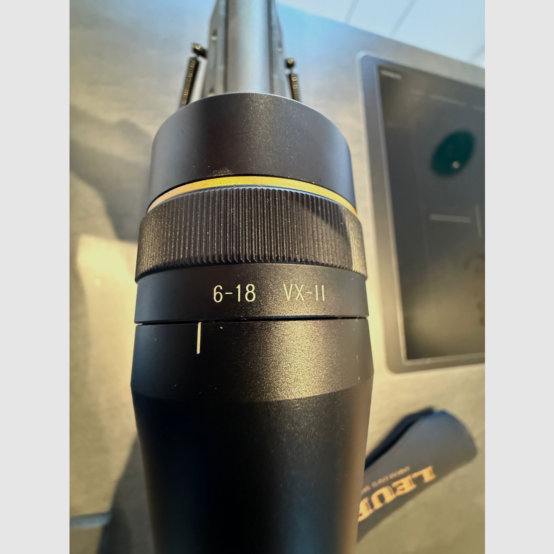 Fucile a ripetizione Remington 700 in calibro .223 REM con ottica Leupold 6–18 VX-II