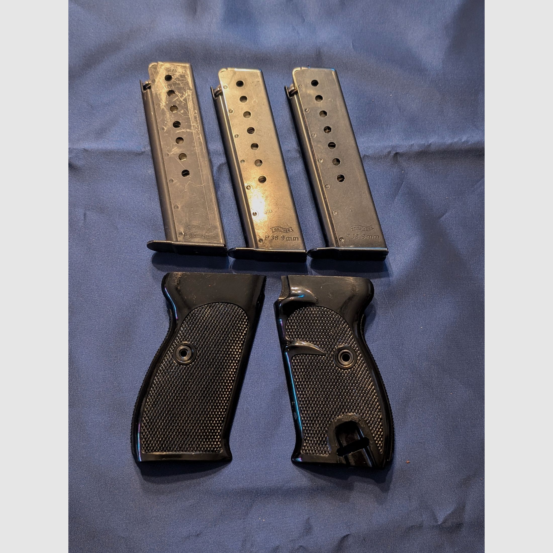 Walther P38 (Carl Walther Waffenfabrik Ulm/Do.), Kal. 9 mm Luger – Kat. B – 3 Magazine, 2 Griffpaare
