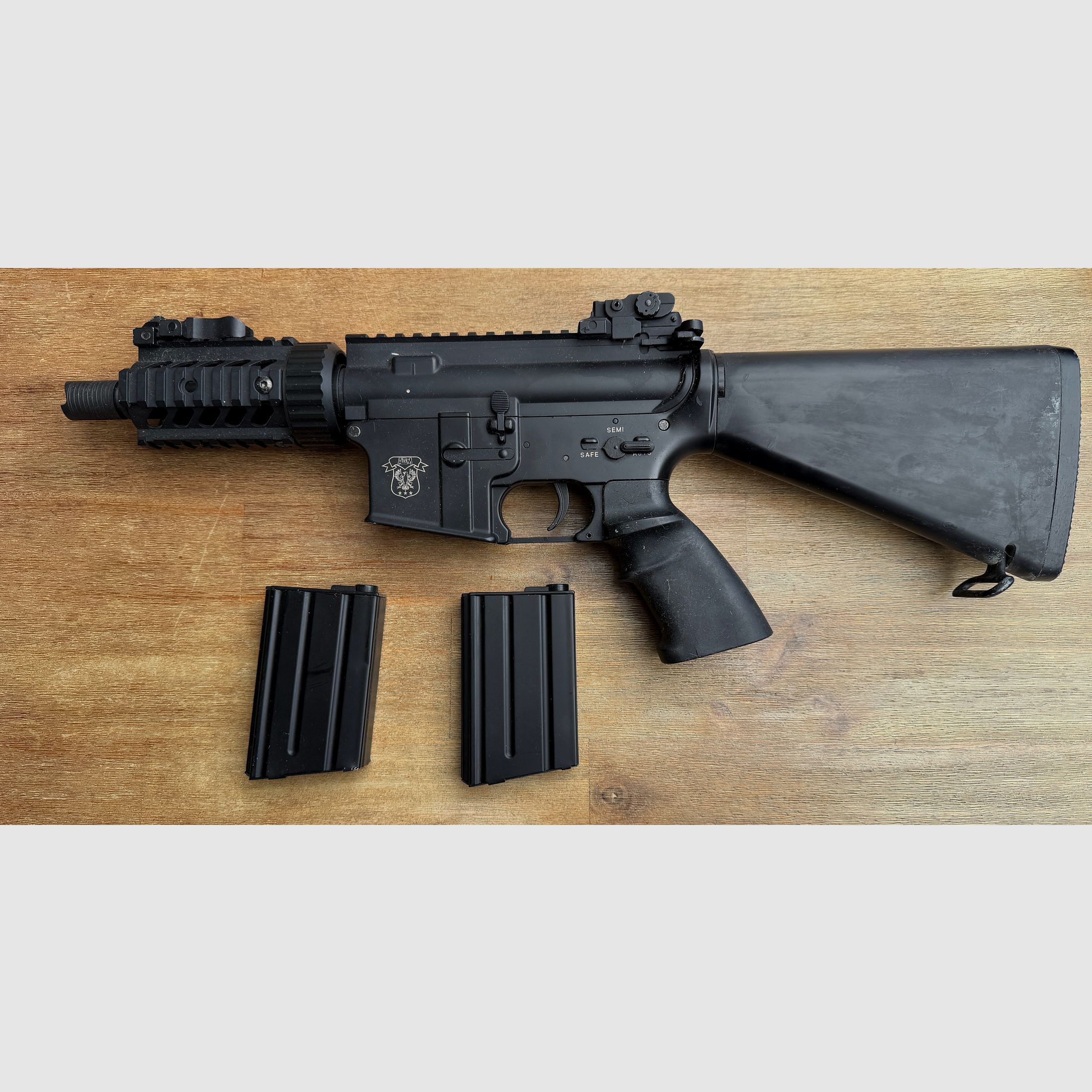 Verschiedene Softair-Waffen und Zubehör (Zielfernrohr, Magazine, Schalldämpfer, etc)