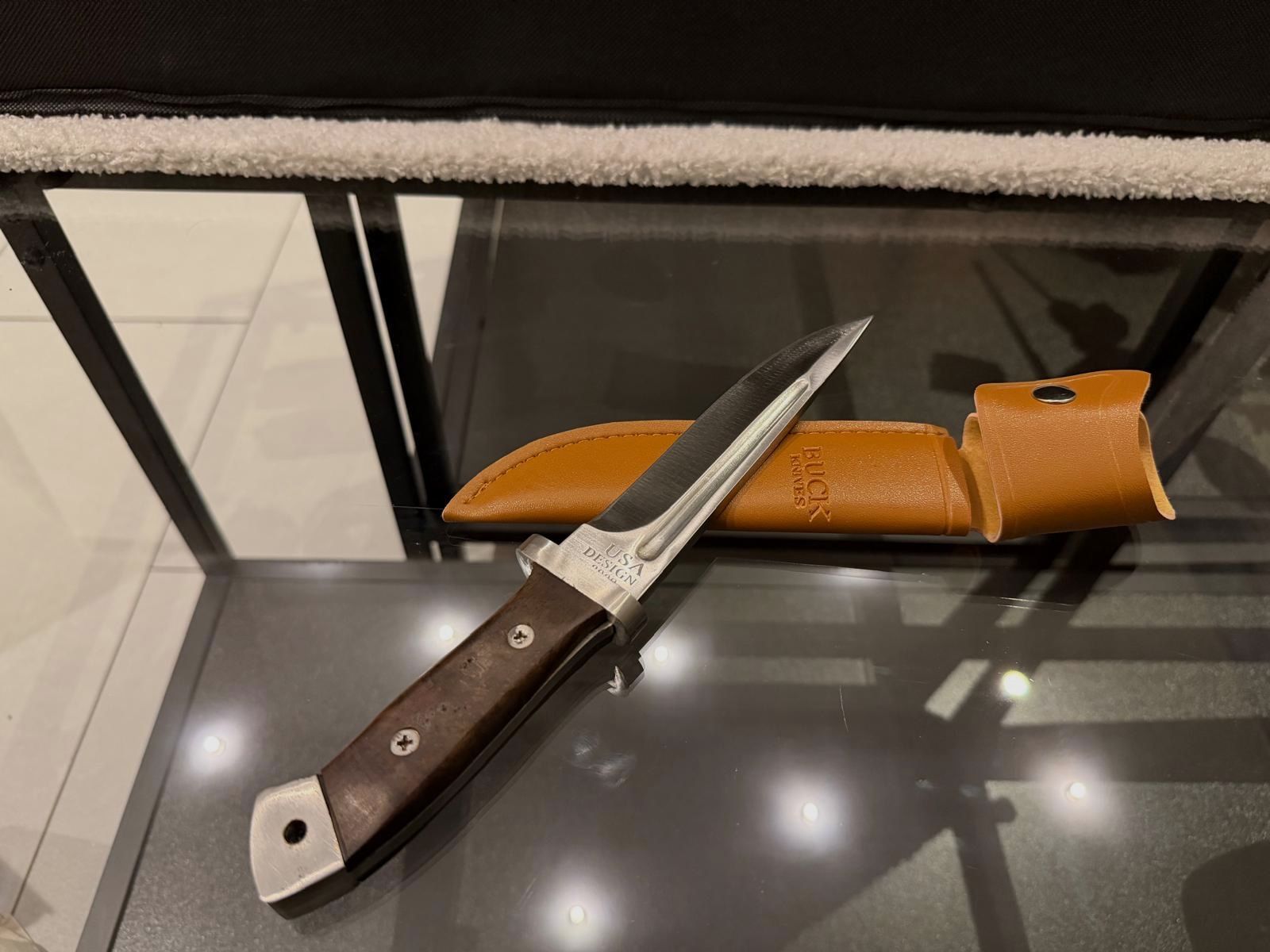 High-quality Buck hunting knife – USA design – hardwood handle & leather sheath