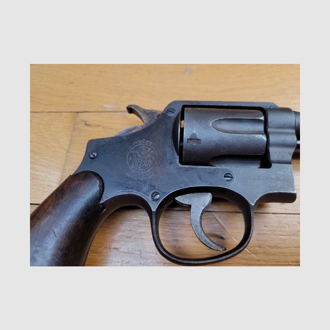 Seltener Revolver Smith & Wesson Victory – 4 Zoll und Kal. 38 SP (nicht 38-200! Nicht 38SW!) typischer US Navy – Die Waffe von Greg. „Papy“ Boyington und den Kopfjägern der VMF 214! – Reguläres BOYT US NAVY Holster von 1943 – Sehr schönes Set für eine historische und symbolträchtige Waffe! TBE+, Bild 8 von 34