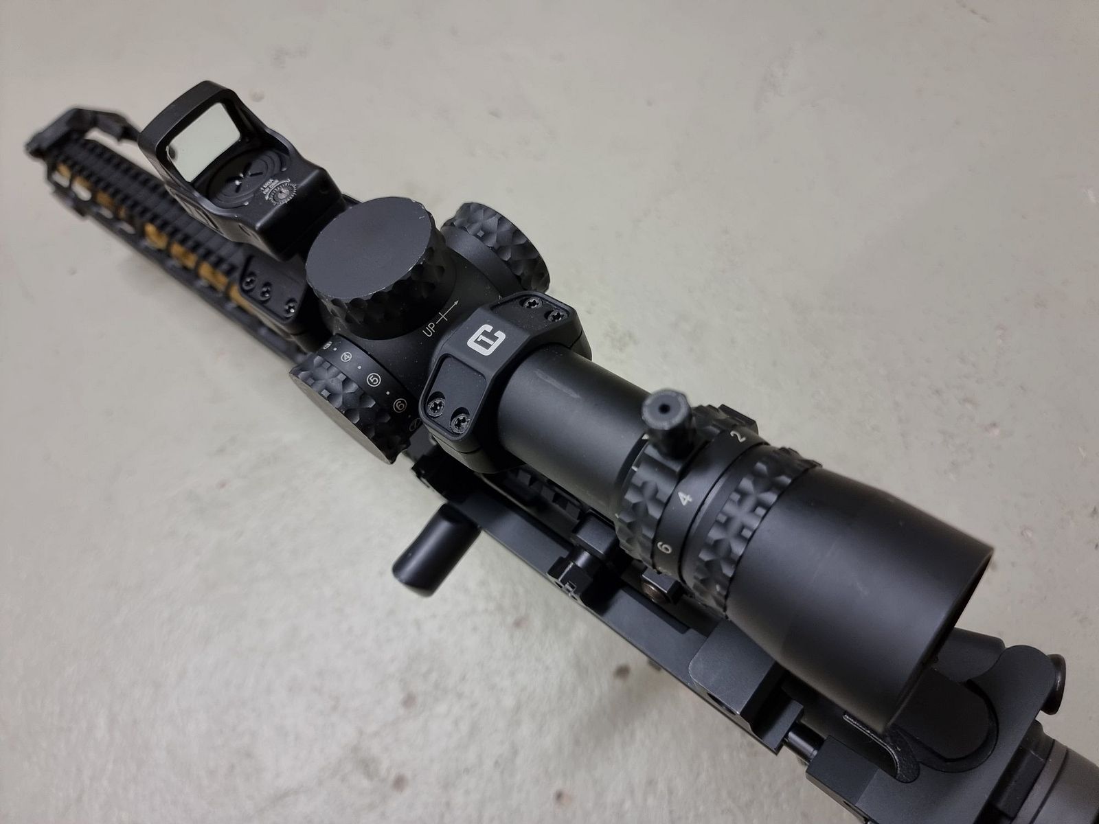AR15 personalizzato superlativo nello stile di John Wick. Cal. 223 Rem. Solo componenti di alta qualità. Opzionale con Nightforce NX8!