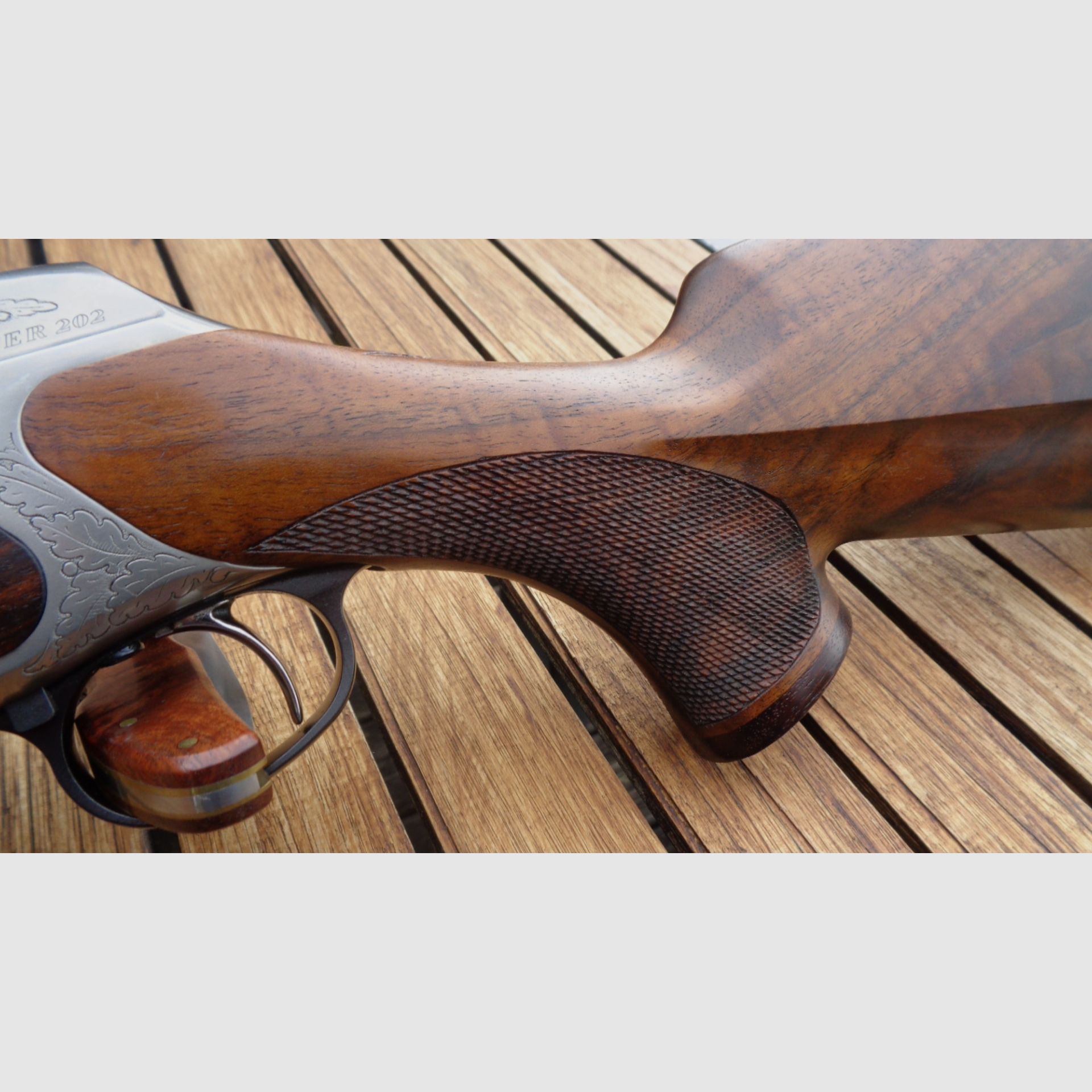 Sauer 202 .375 H&H Europa Luxus E nitriertes Stahlgehäuse Eichenlaub-Gravur ausgesuchtem Nußbaumholz