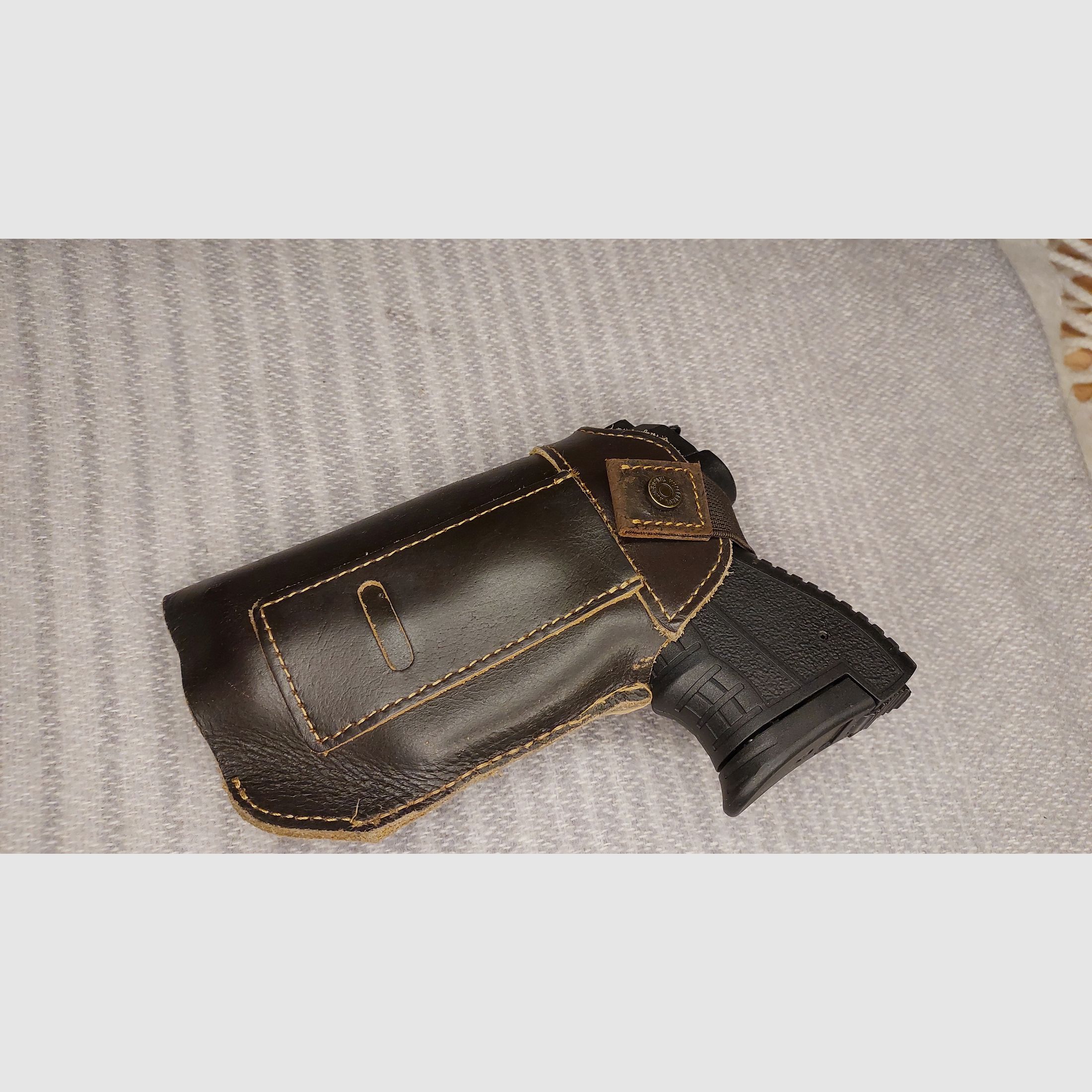 Zoraki M 906 blank firing pistol 9mm P.A.K. (PTB 1064) with holster and 2 magazines