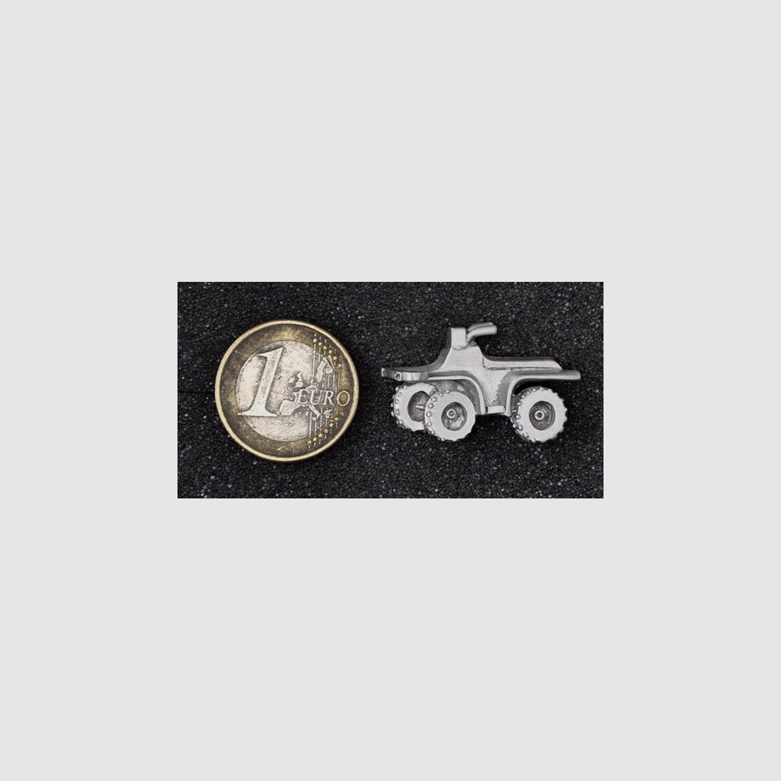 Quad als Metall-Anstecker