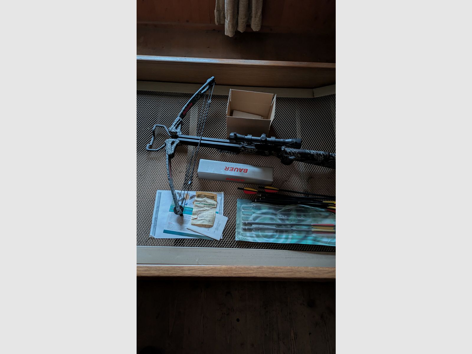 Crossbow met richtkijker, pijlen en doelwit. Geen verzending.