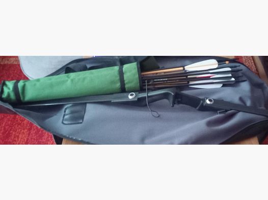 Arco lungo con molte frecce da caccia