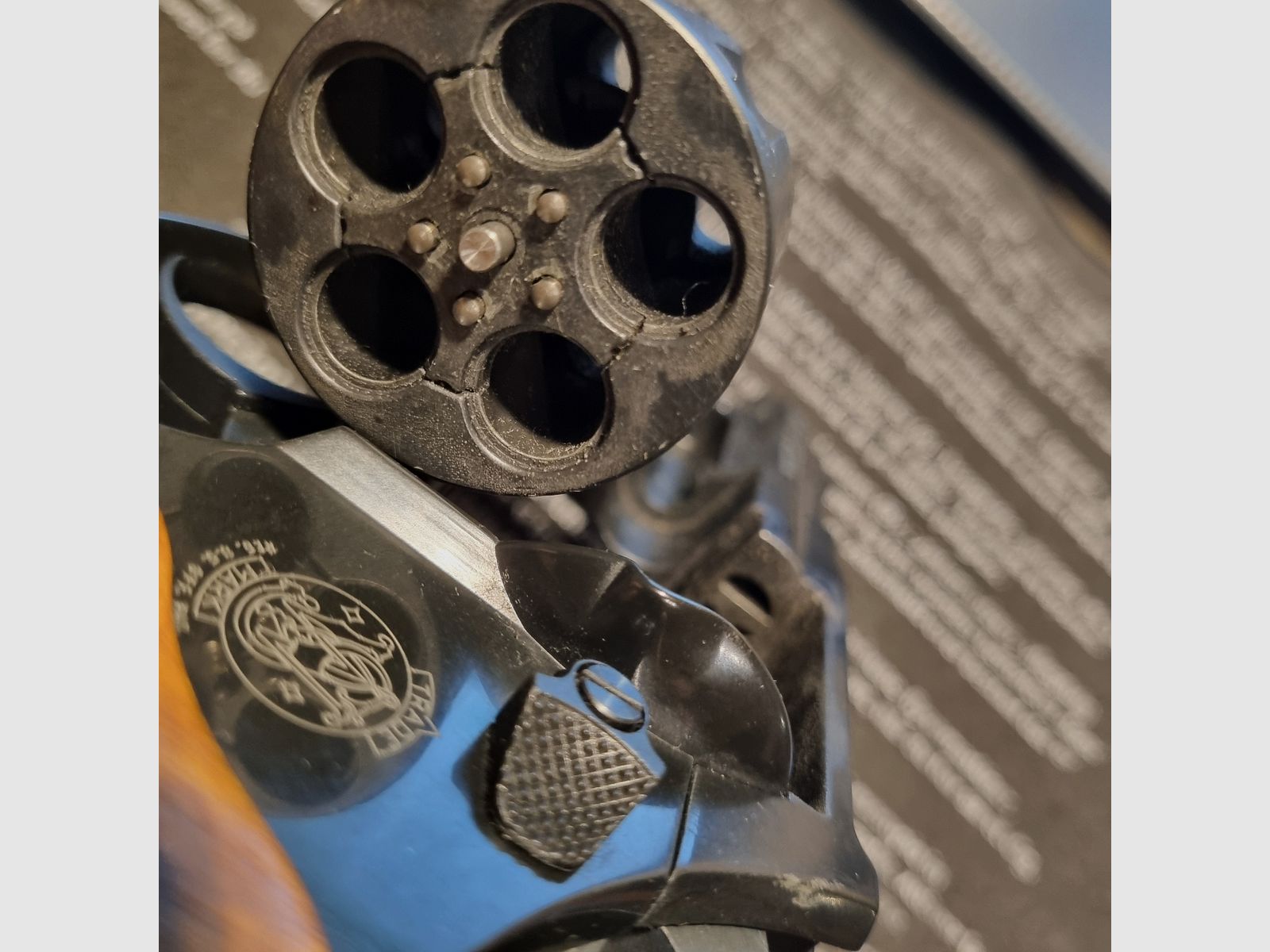 Smith & Wesson, Mod. Combat, 9mm, PTB 607 altes Modell, Holzgriffschalen, brüniert, zzgl. 50 Schuss