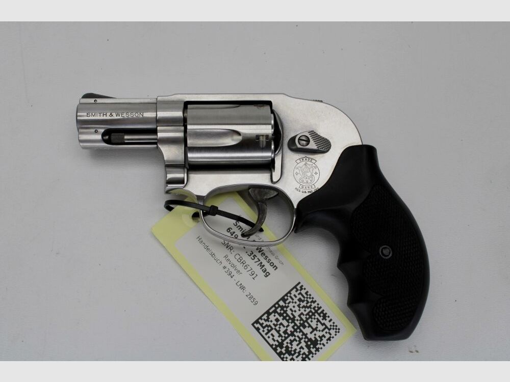 Revolver Smith & Wesson 649-3 with concealed hammer .357Mag