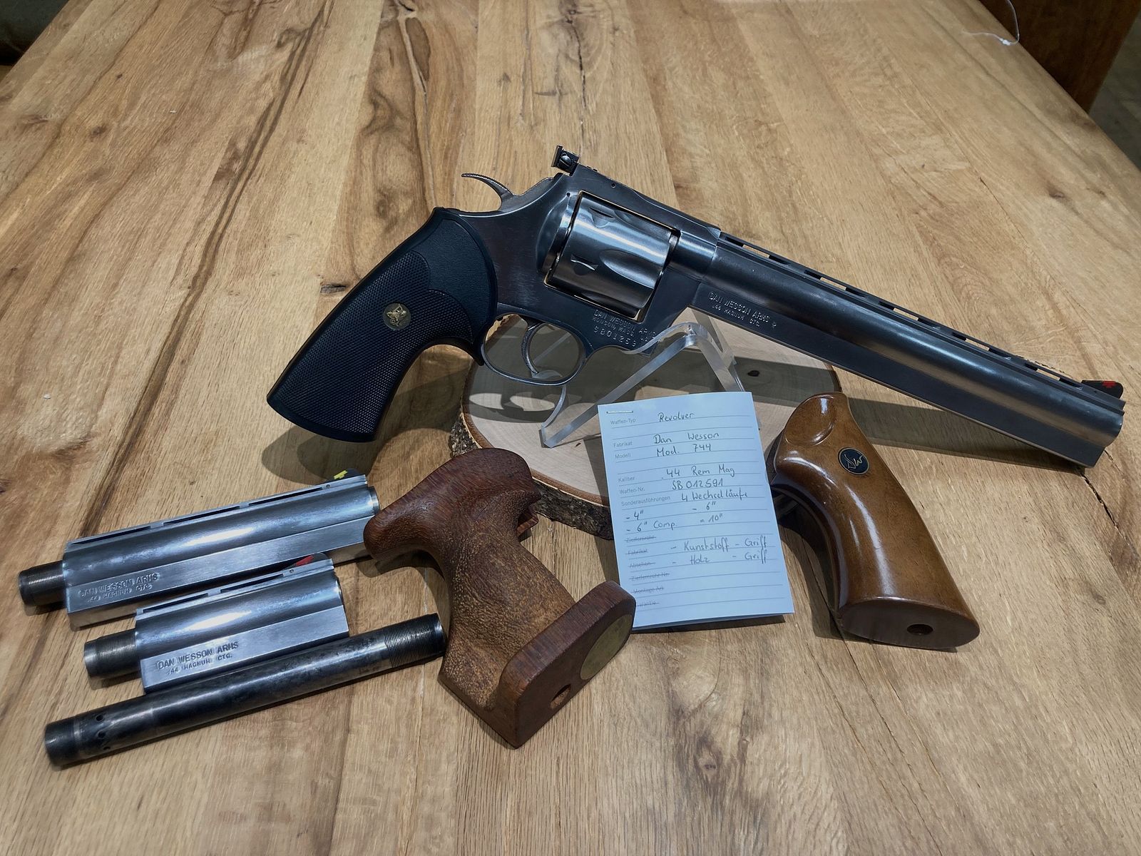 Dan Wesson, Mod. 744