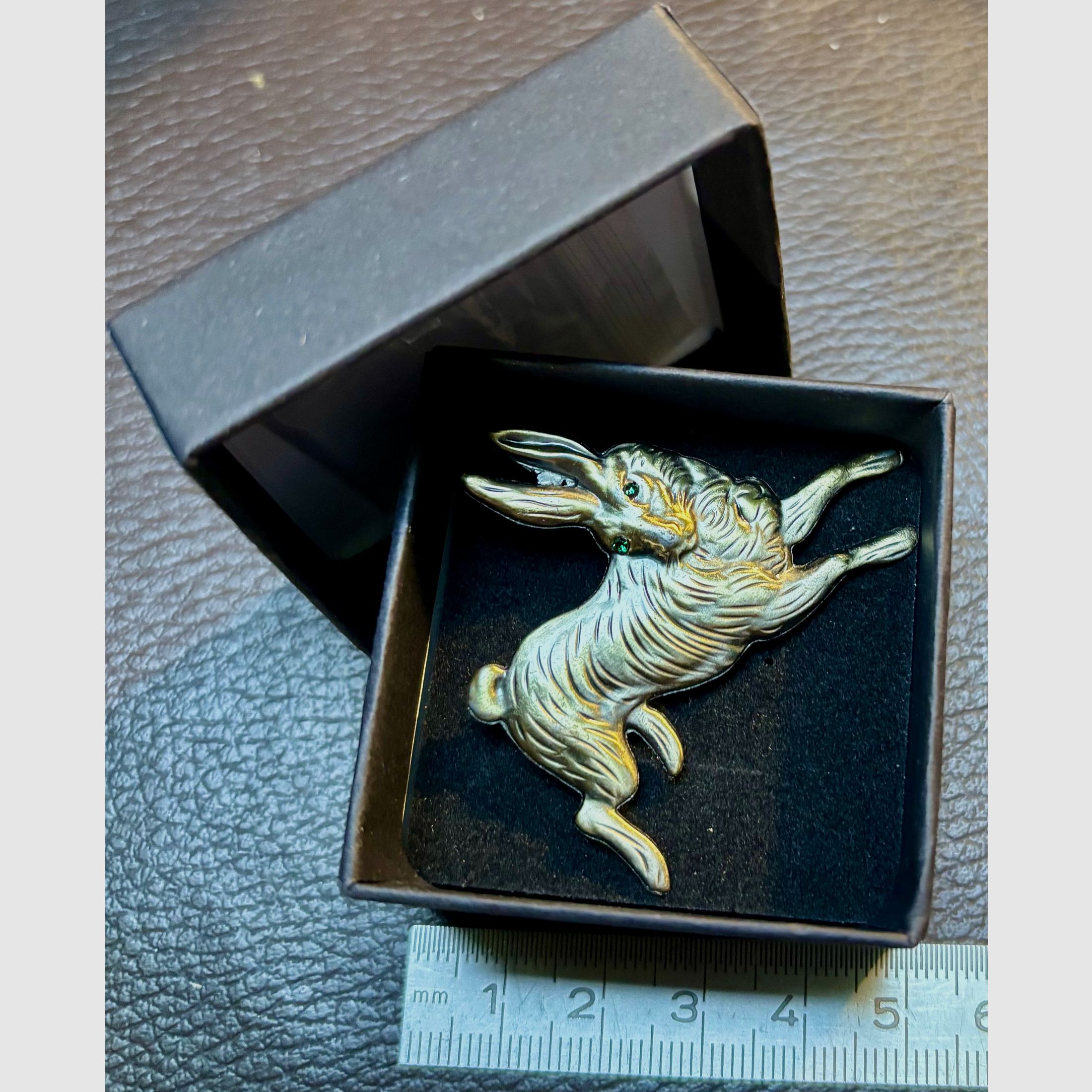 Hutnadel Hase , für SIE oder IHN , auch sehr schön für die Jacke oder Sakko mit exklusiver Verpackung 