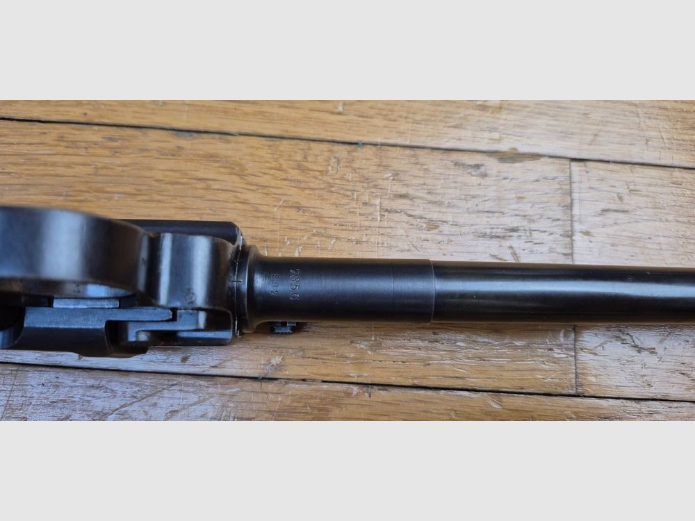Muy bonito Luger de artillería P08 – Cañón de 8 pulgadas (¡20 cm!) – Arma rara de 1914 de la fábrica de Erfurt (¡solo 25,000 ejemplares!) – Totalmente monomatriculado (excepto el cargador que es de época) – Cal. 9×19 – Alza y punto de mira ajustables del primer tipo – Estado estético premium – Buena cañón – Acabado original al 95% – Muy buena mecánica – TBE, imagen 16 de 30