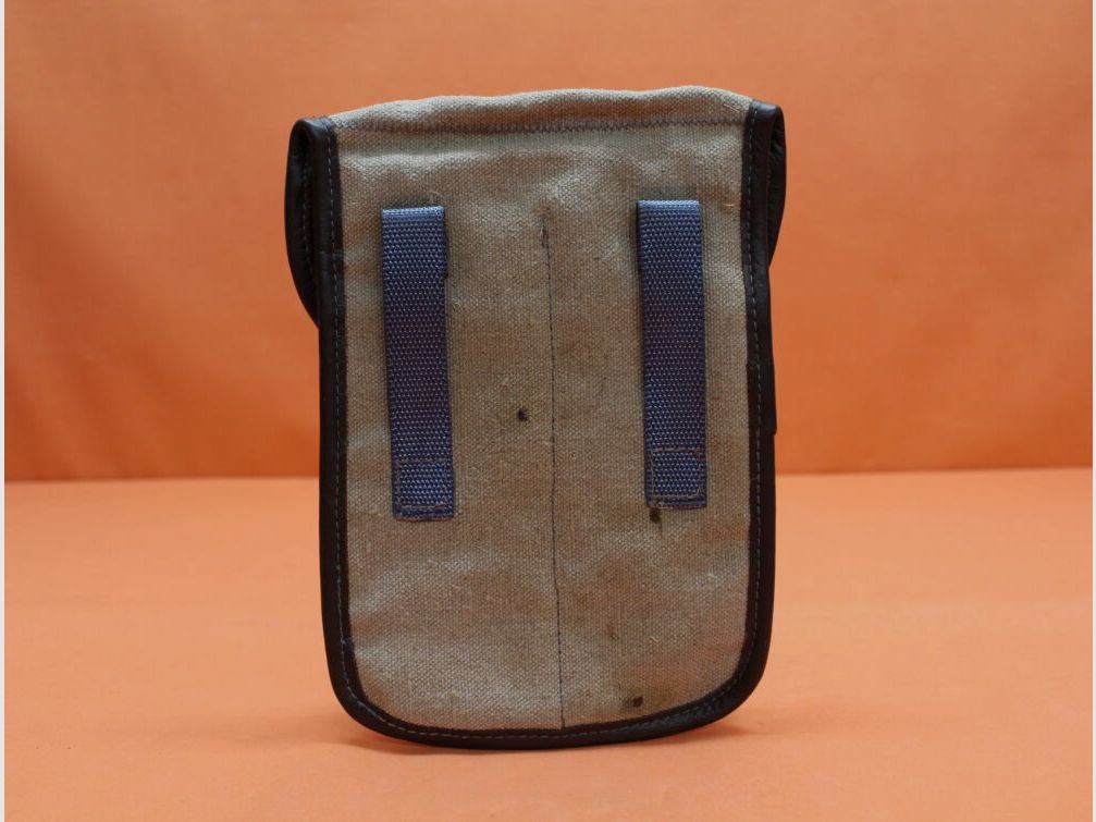 NVA SURPLUS Kalashnikov AKM: Magazinetas DDR lichtbeige voor 3 stuks 30-schots magazijnen (exportproductie). (SURPLUS als nieuw / geringe opslagsporen)