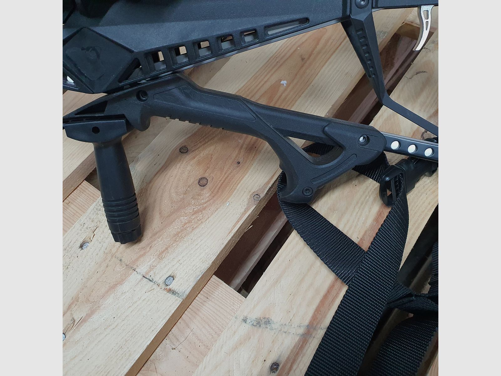 Taktische Repetierarmbrust Cobra Adder, 130 lbs, 7 Schuss Magazin und viel Zubehör.
