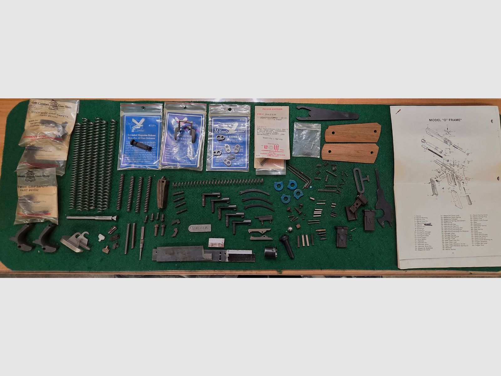 Sehr großes Konvolut Ersatzteile Colt Government 1911 div. Ausführungen