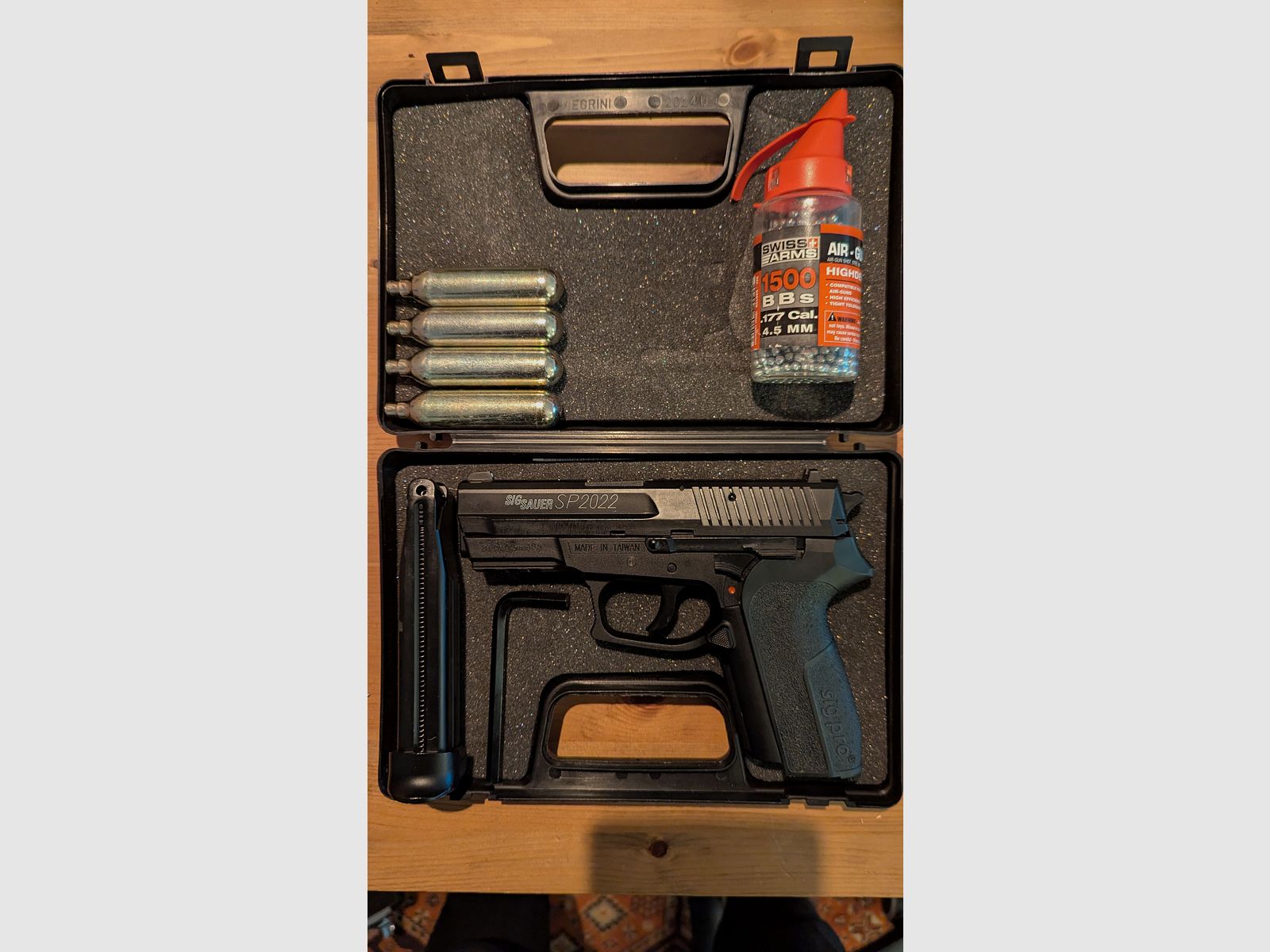 Sig Sauer SP 2022 Co2 1.75J 4.5mm BB incluant des capsules Co2, des BBs et une mallette de transport.