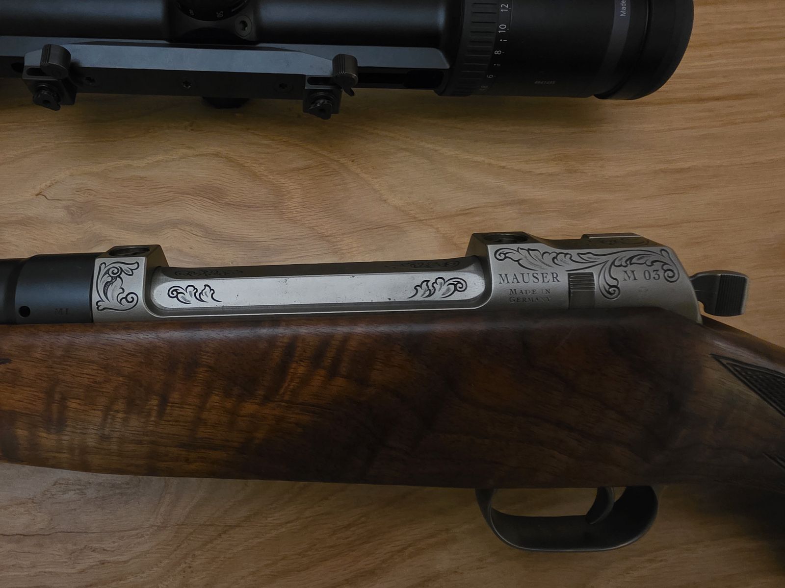 Mauser M03 Expert .223 z drewnianym stockiem i Zeiss Victory V8 4,5-35 x 60 z celownikiem z szybką regulacją (ASV)