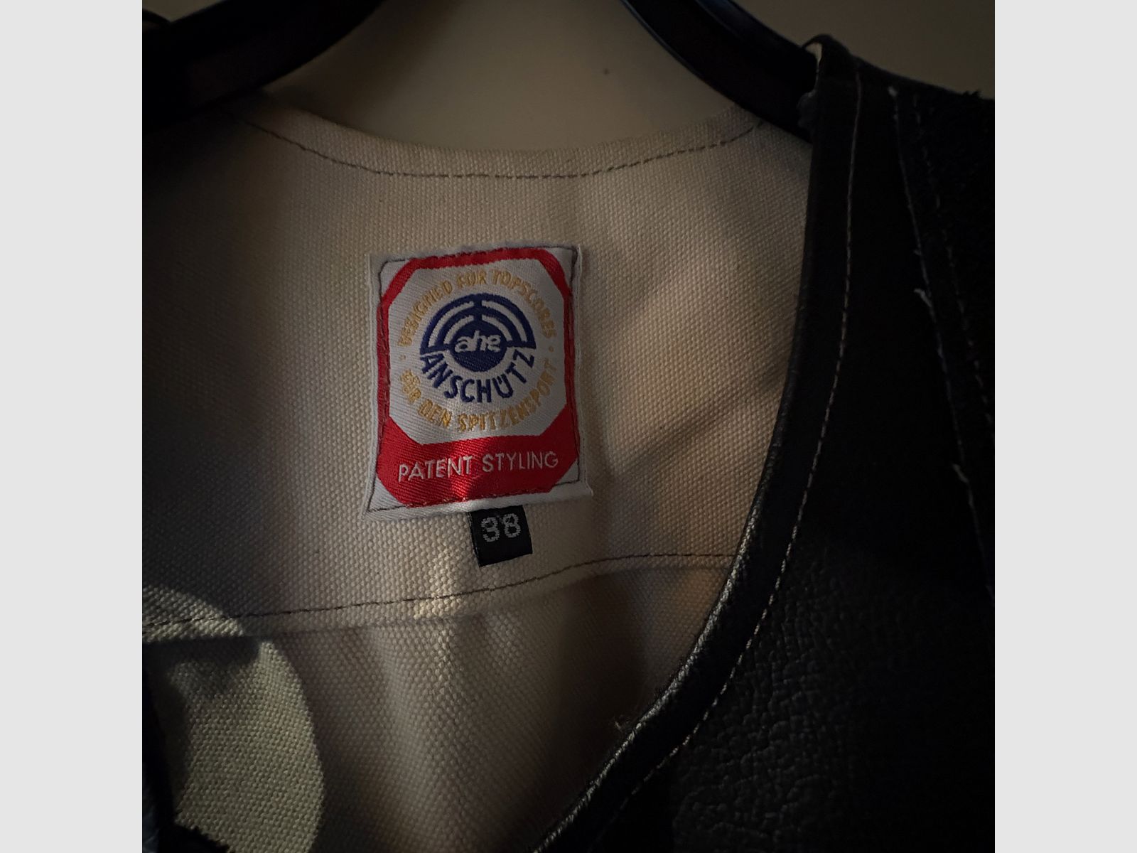 Schwarze Damen Schiessweste, Ge.38