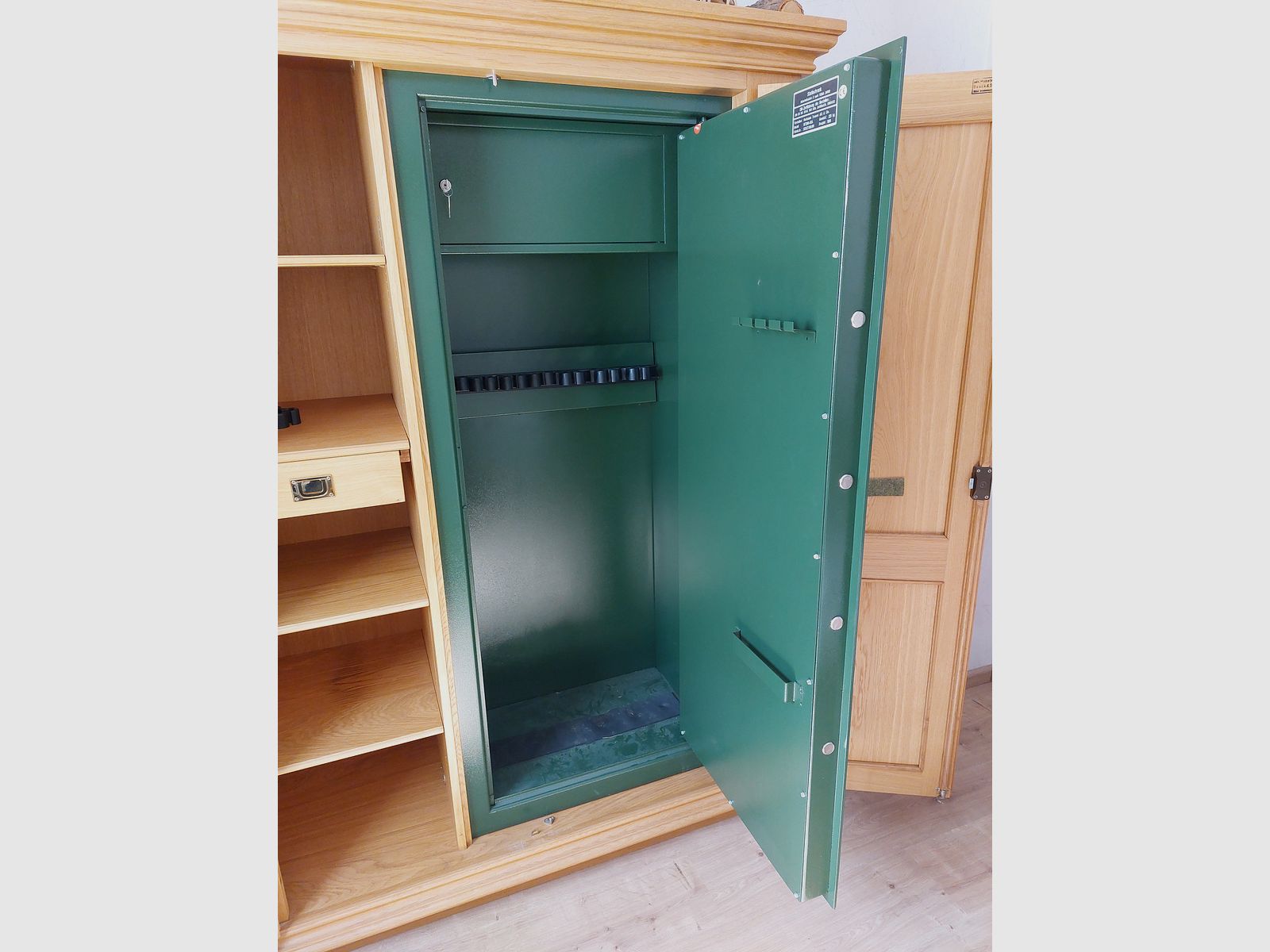 Jagdschrank Waffenschrank Schrank Eiche hell massiv Landhaus-Stil 180x140x55cm ggf. mit Tresor